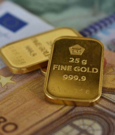 Gold Retreats From Record Peak as Fed Officials Maintain Hawkish Stance